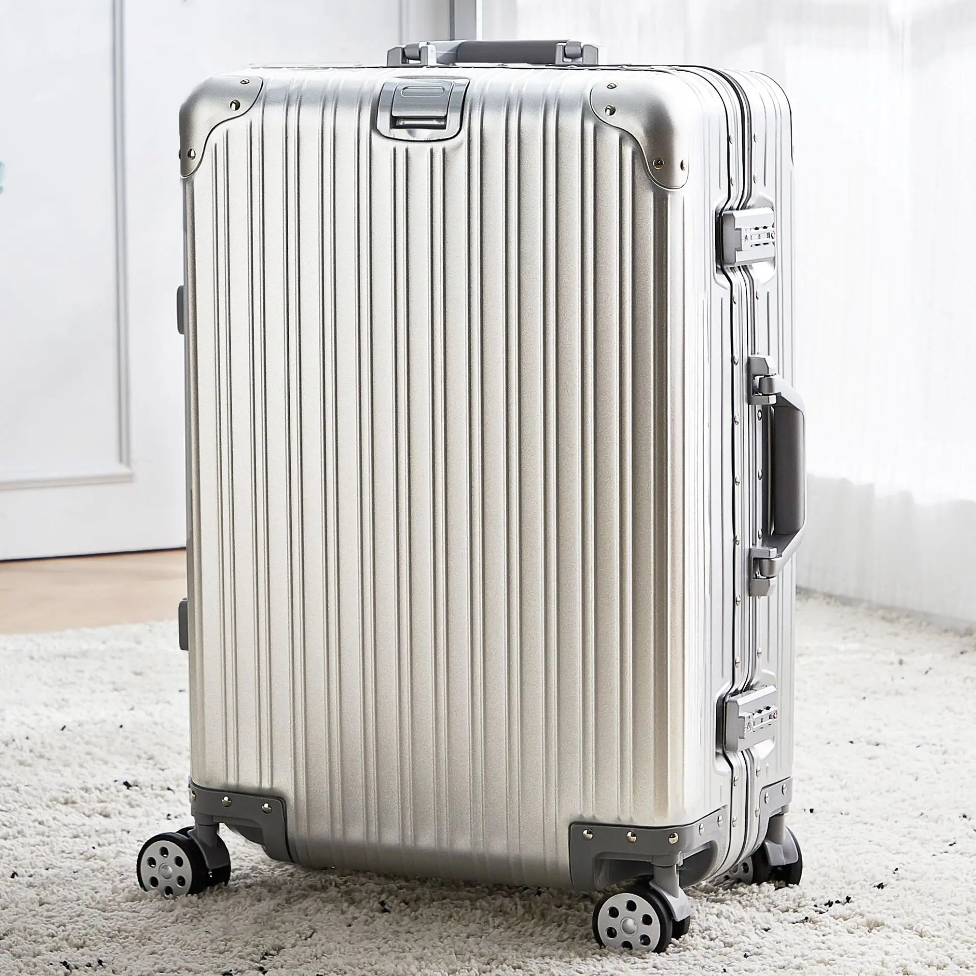Rubicon Sleek Aluminum CarryOn Case